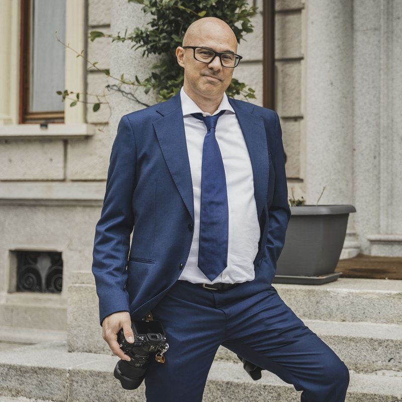 Ritratto di Gianluca M., che fotografa matrimoni